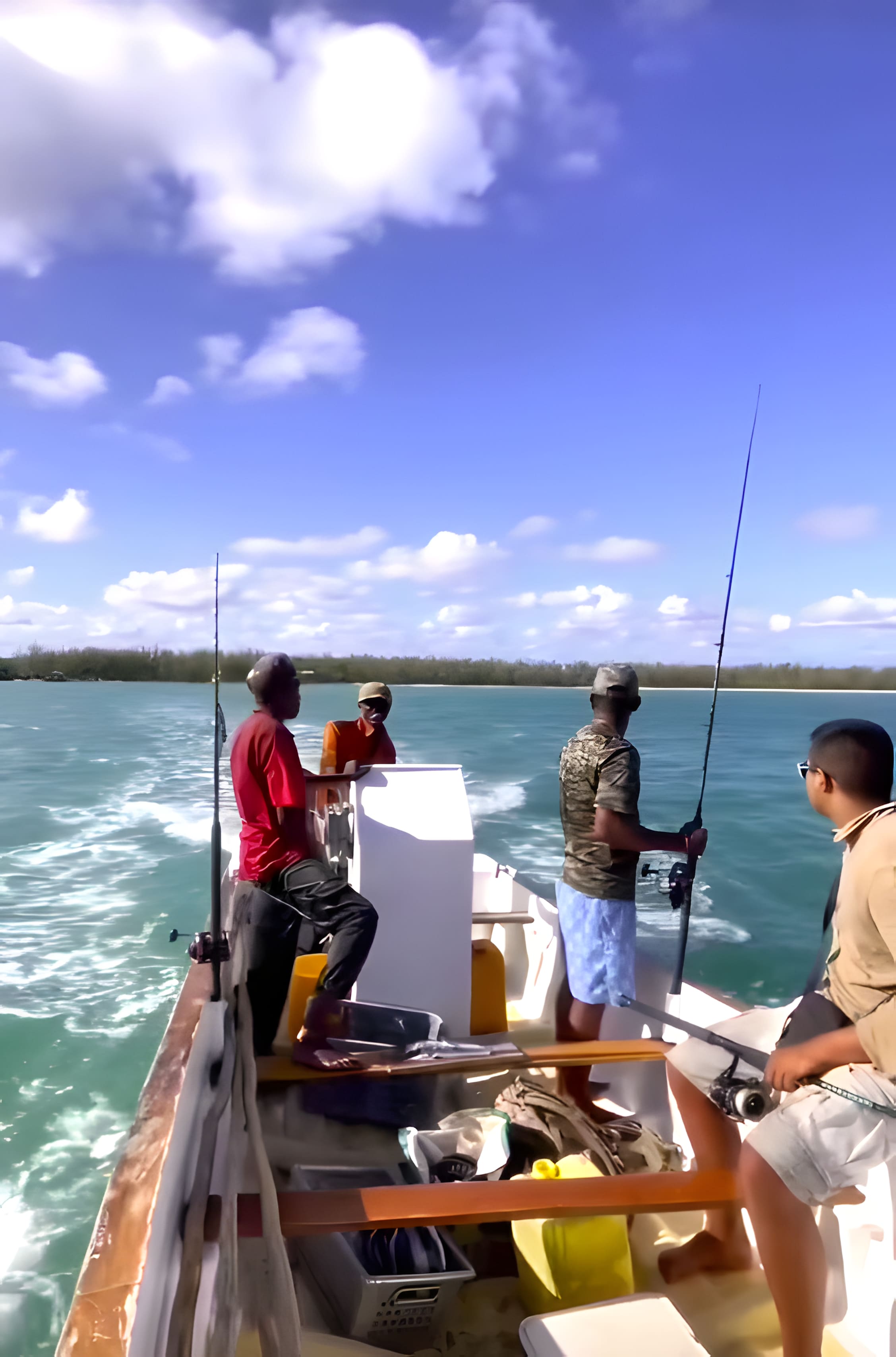 Skiff de pêche avec guide local naviguant dans les eaux émeraude de la baie de Diego-Suarez, Madagascar