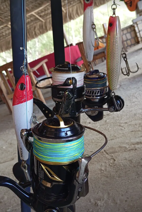 Matériel de pêche sportive professionnel fourni : cannes, moulinets et leurres pour excursion de pêche à Diego-Suarez