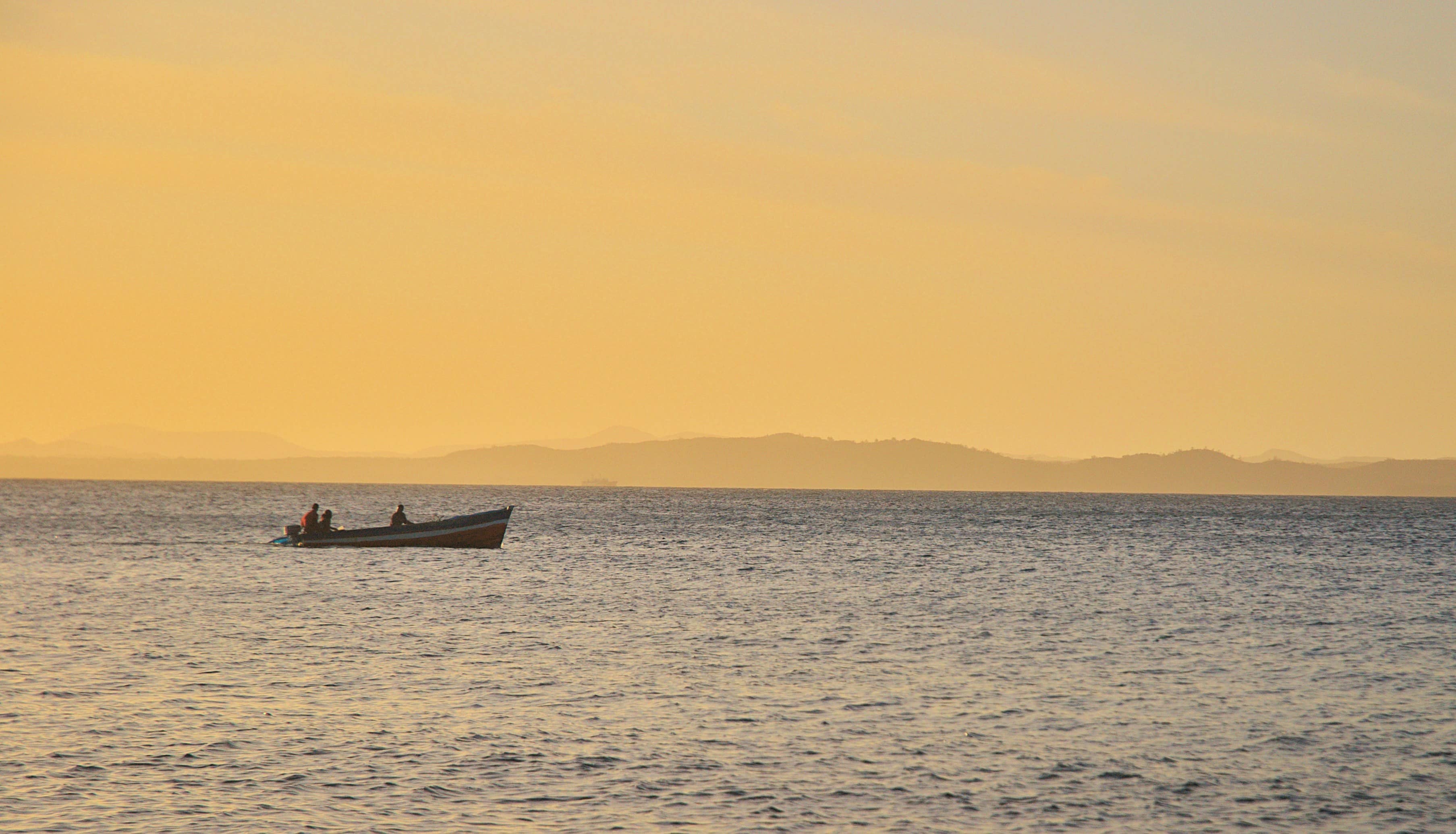 Coucher de soleil sur les eaux calmes de la baie de Diego-Suarez vu depuis le skiff de pêche