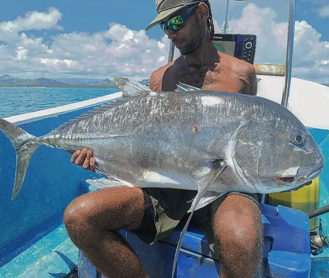 Pêcheur souriant tenant une prise de pêche GT de 35kg sur la plage de Diego-Suarez - sortie 715 Fishing